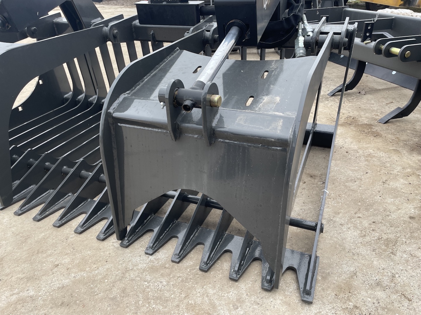 IronCraft Co SDROKGVT72 72" Rock Grapple - Image 5